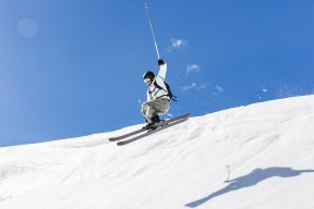 AYX体育-“胡利安·门德斯：全能球员的崛起，助力阿根廷美洲狮队未来走向巅峰”